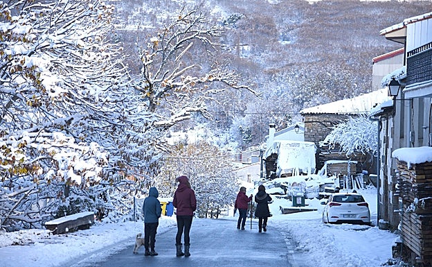 La primera nevada del otoño dejó este martes esta imagen en el municipio cacereño de La Garganta. 