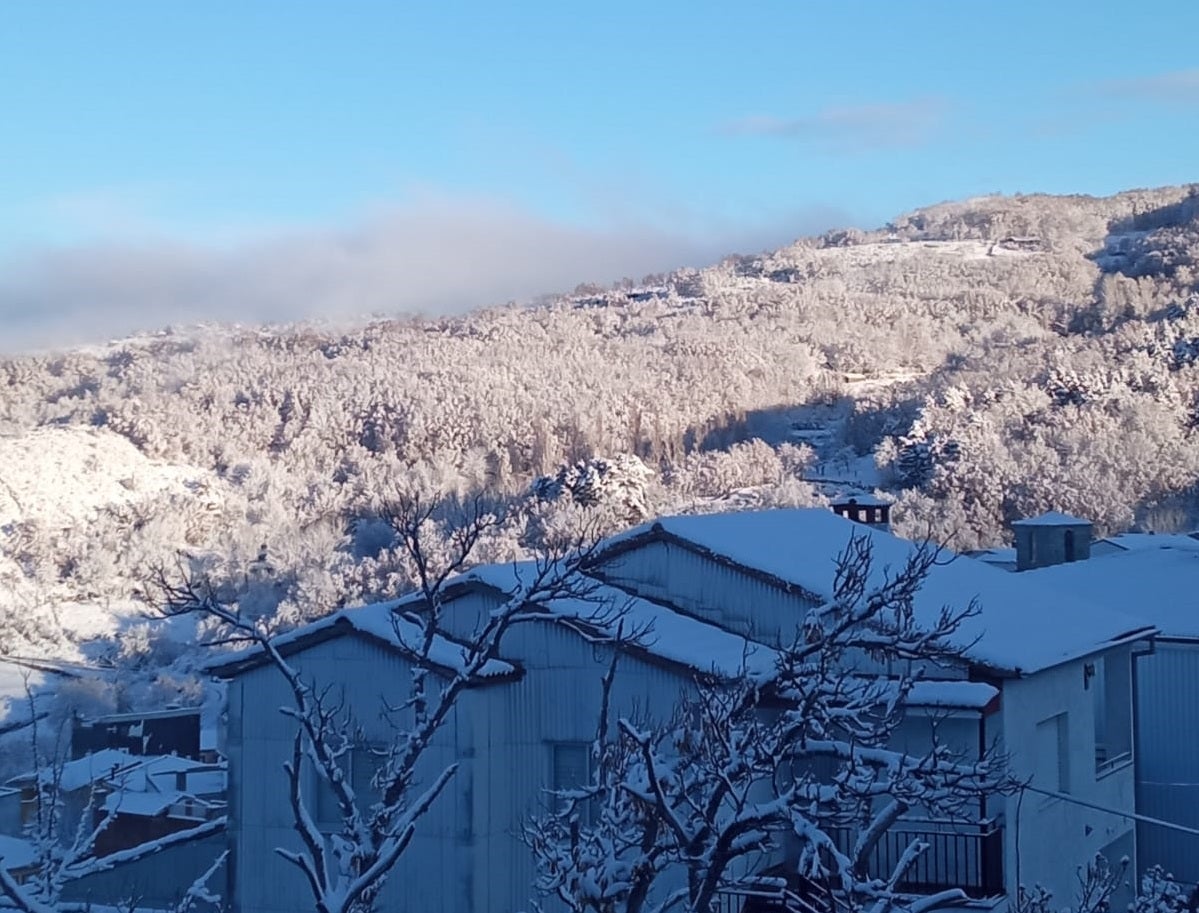 Amanecer nevado este 23 de noviembre en La Garganta, en el Valle dle Ambroz. 
