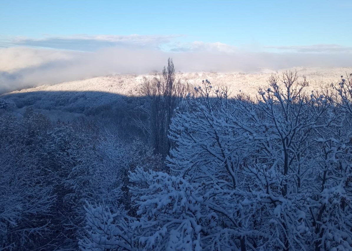 Amanecer nevado este 23 de noviembre en La Garganta, en el Valle dle Ambroz. 