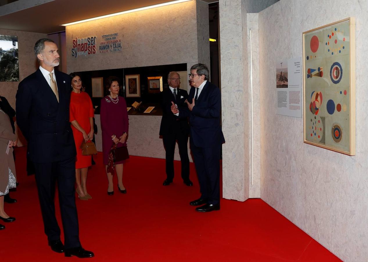 Los Reyes, durante la visita a la exposición "Sinapsis. Arte y ciencia de España. De Ramón y Cajal a nuestros días"