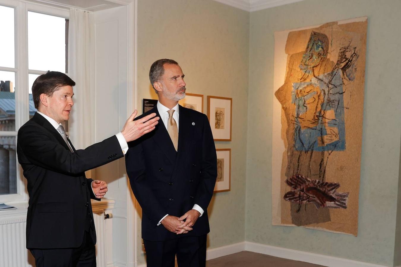 El rey Felipe VI, junto al presidente del Parlamento sueco, Andreas Norlén, durante el encuentro que ha mantenido en la Cámara sueca