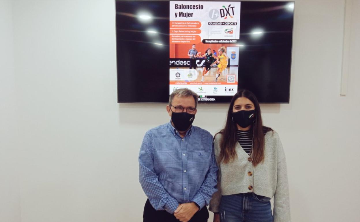 Martín Fariñas y Paula del Mazo, en la presentación del programa en la sede de la Federación Extremeña de Baloncesto. 
