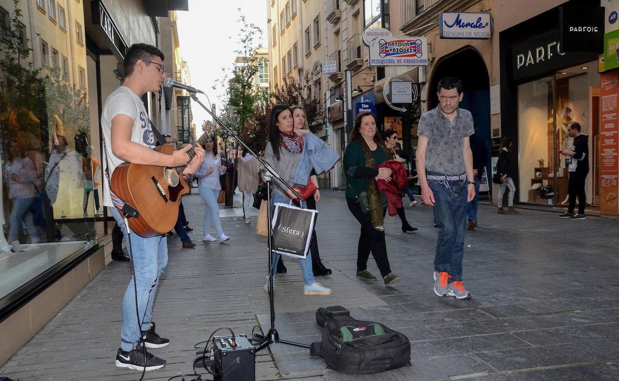 Música callejera para avivar el comercio en Badajoz