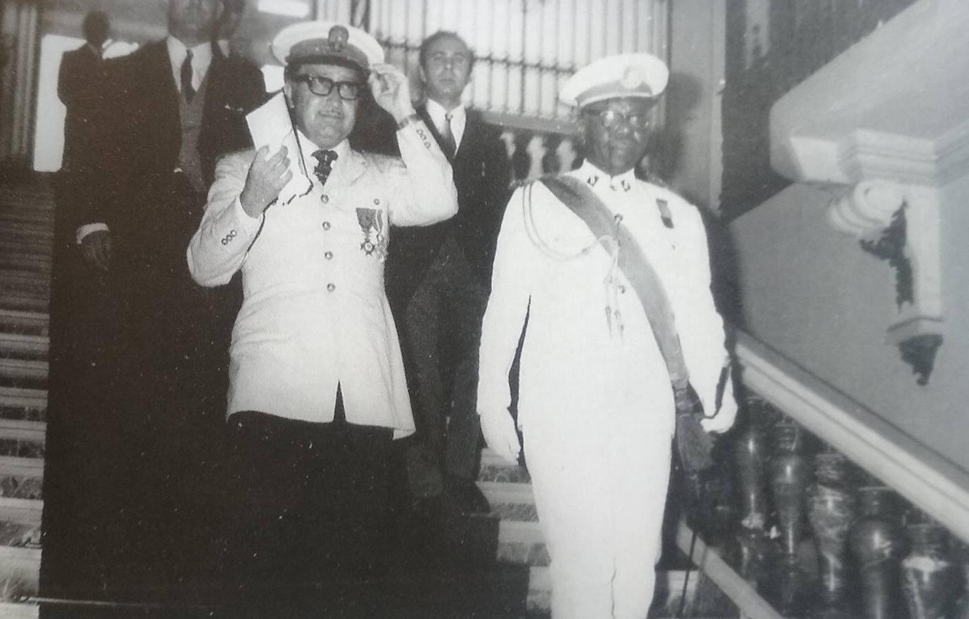 Año 1969. Rafael Rodríguez-Moñino detrás del dictador de Guinea Ecuatorial Macías Nguema, cuando trabajó en la embajada española. (Del libro de Ricardo Hernández). 