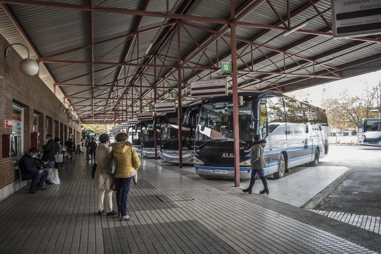 Viajeros esperan la partida de su autobús en la estación de Badajoz este martes. 
