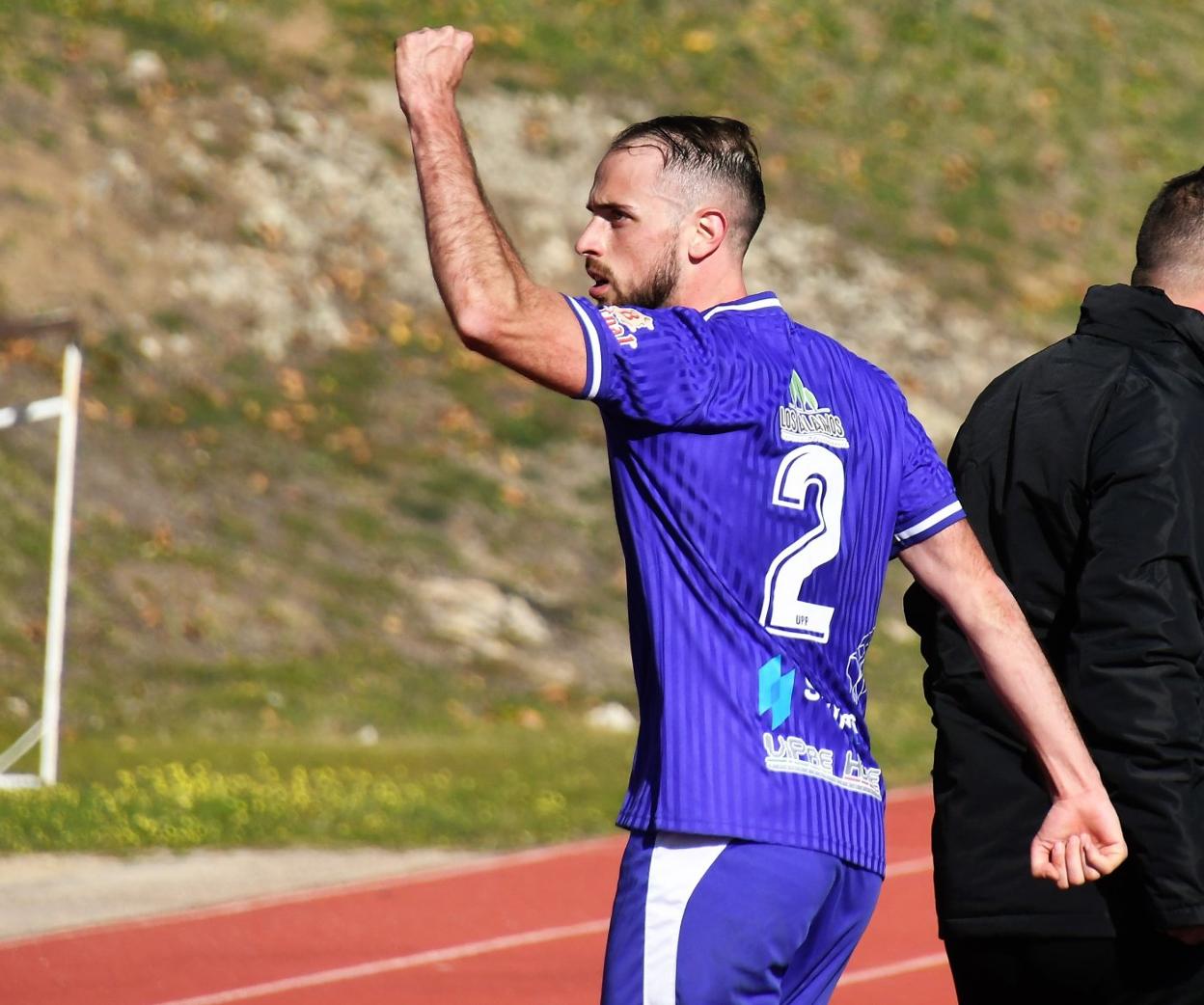 Jorge González celebra el 1-0 del Plasencia ante el Olivenza. 