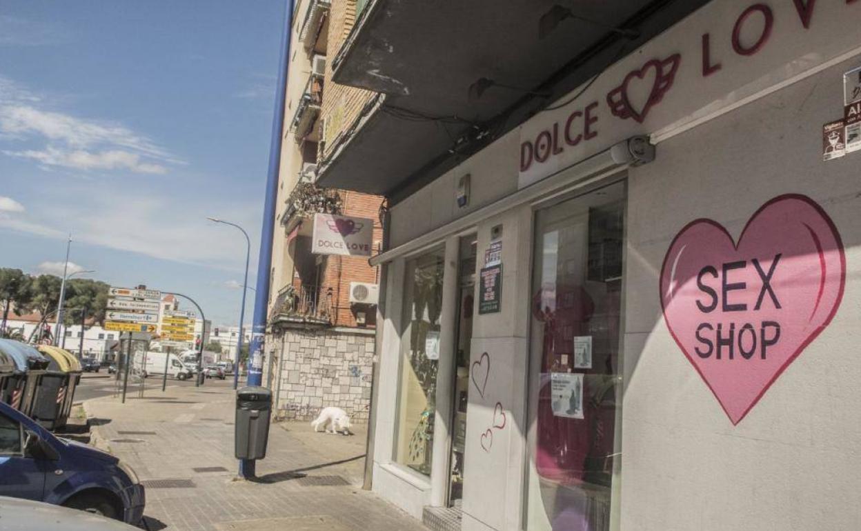 Un ladrón roba noche la caja de un 'sex shop' de Badajoz en un minuto | Hoy.es