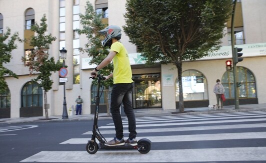 Un usuario circula con su patinete por la Avenida de España.