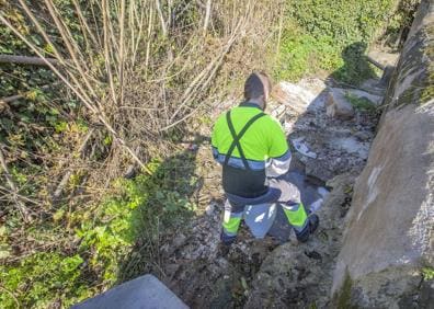 Imagen secundaria 1 - Arriba, vertidos varios y aguas fecales en la Ribera. Abajo, a la izquierda, un operario de Canal. A la derecha, socavón repleto de aguas negras en la parte inferior del colector, que ya había sido reparado muy cerca antes. 