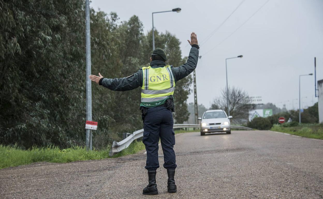 Un agente en un control de carretera en la frontera. 