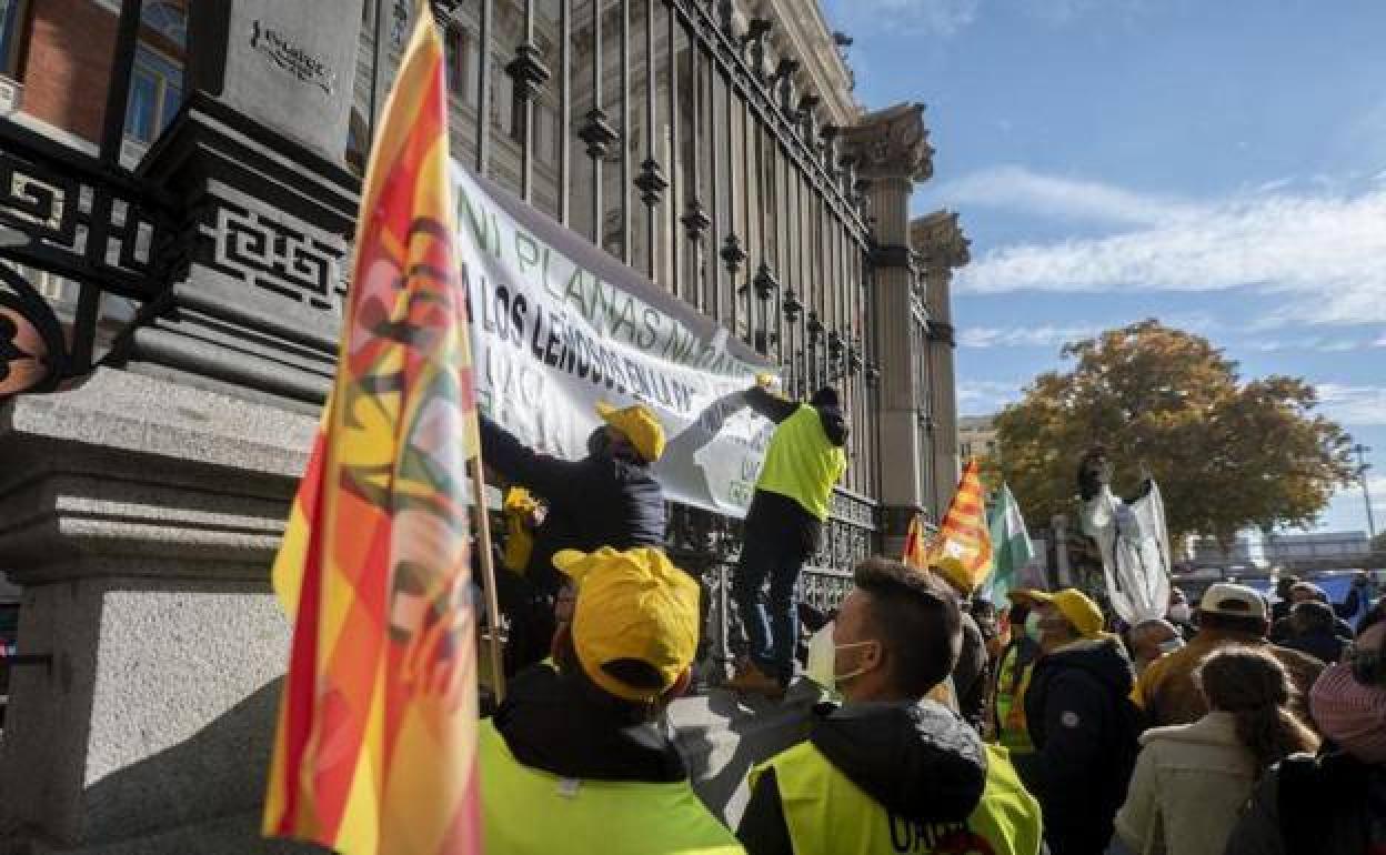 Concentración de agricultores frente al Ministerio de Agricultura en Madrid.