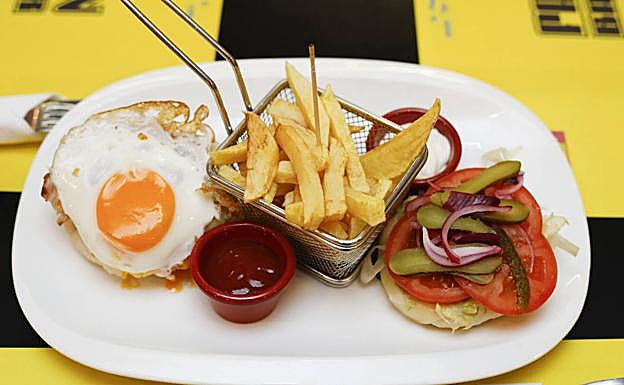 Imagen principal - Regresa Fan Bar, un local cacereño para los amantes del cine de los ochenta