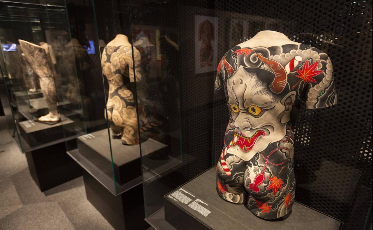 Torsos de silicona tatuados con tinta por relavantes artistas contemporáneos del género.