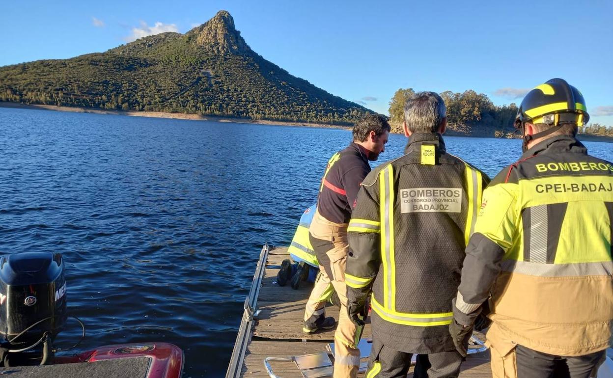 Los bomberos de la Diputación de Badajoz lograron llevar al hombre hasta el embarcadero, donde recibió la primera atención médica. 