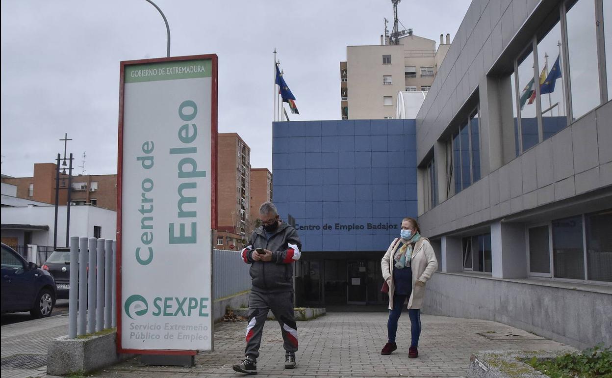 El paro baja en 1.593 personas en noviembre en Extremadura pero también cae la afiliación