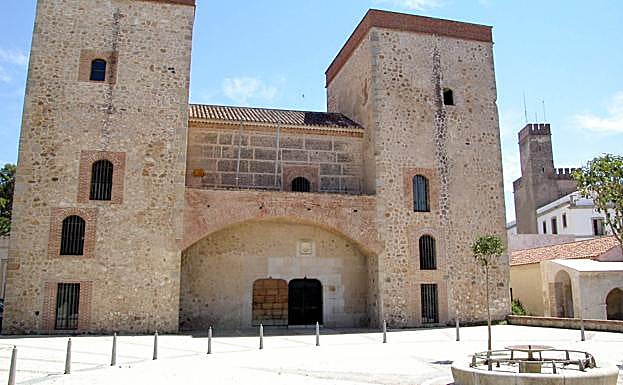 Reloj diseñado en el suelo de la plaza frente al Museo arqueológico de Badajoz.