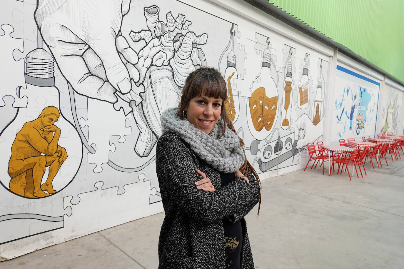 Tania Gallego esta semana junto a uno de sus murales en el centro comercial El Faro de Badajoz 
