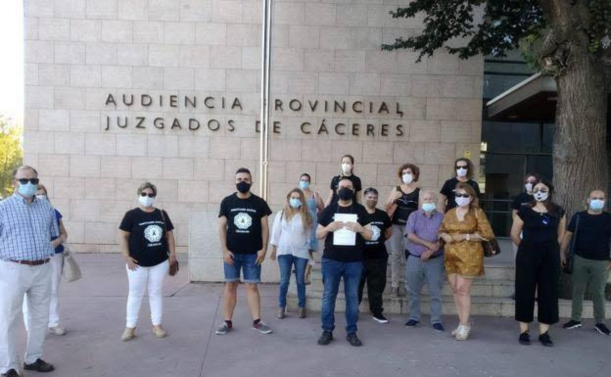 Acusación. Familiares tras presentar la denuncia. 