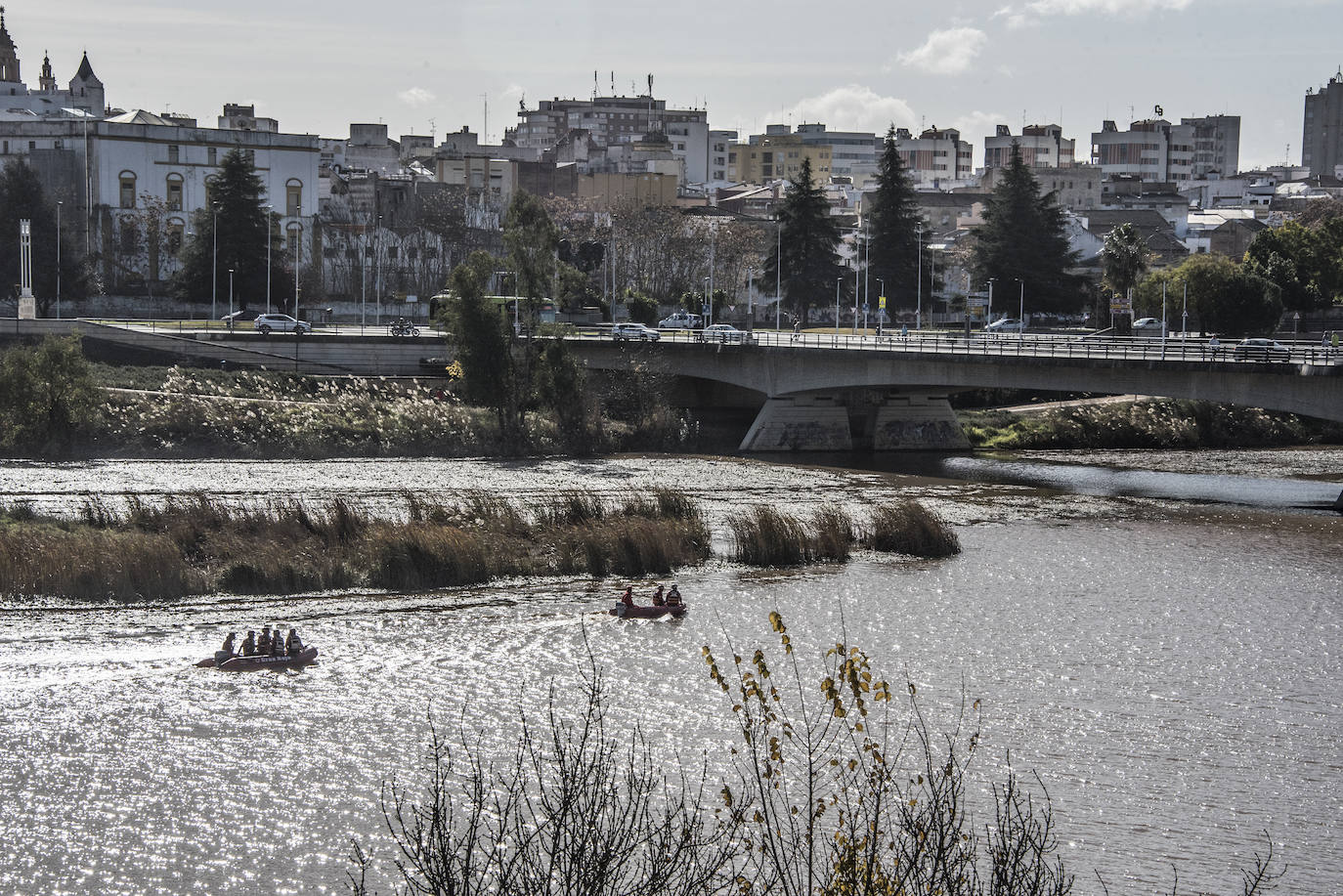 Fotos: La búsqueda de Pablo Sierra se amplía a todo el tramo urbano del Guadiana a su paso por Badajoz