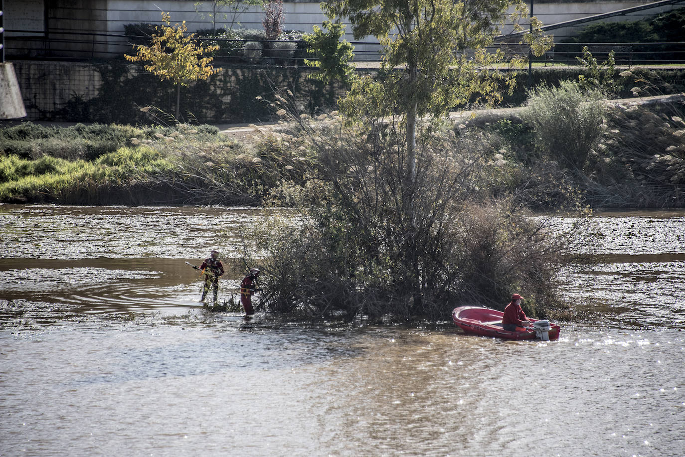 Fotos: La búsqueda de Pablo Sierra se amplía a todo el tramo urbano del Guadiana a su paso por Badajoz