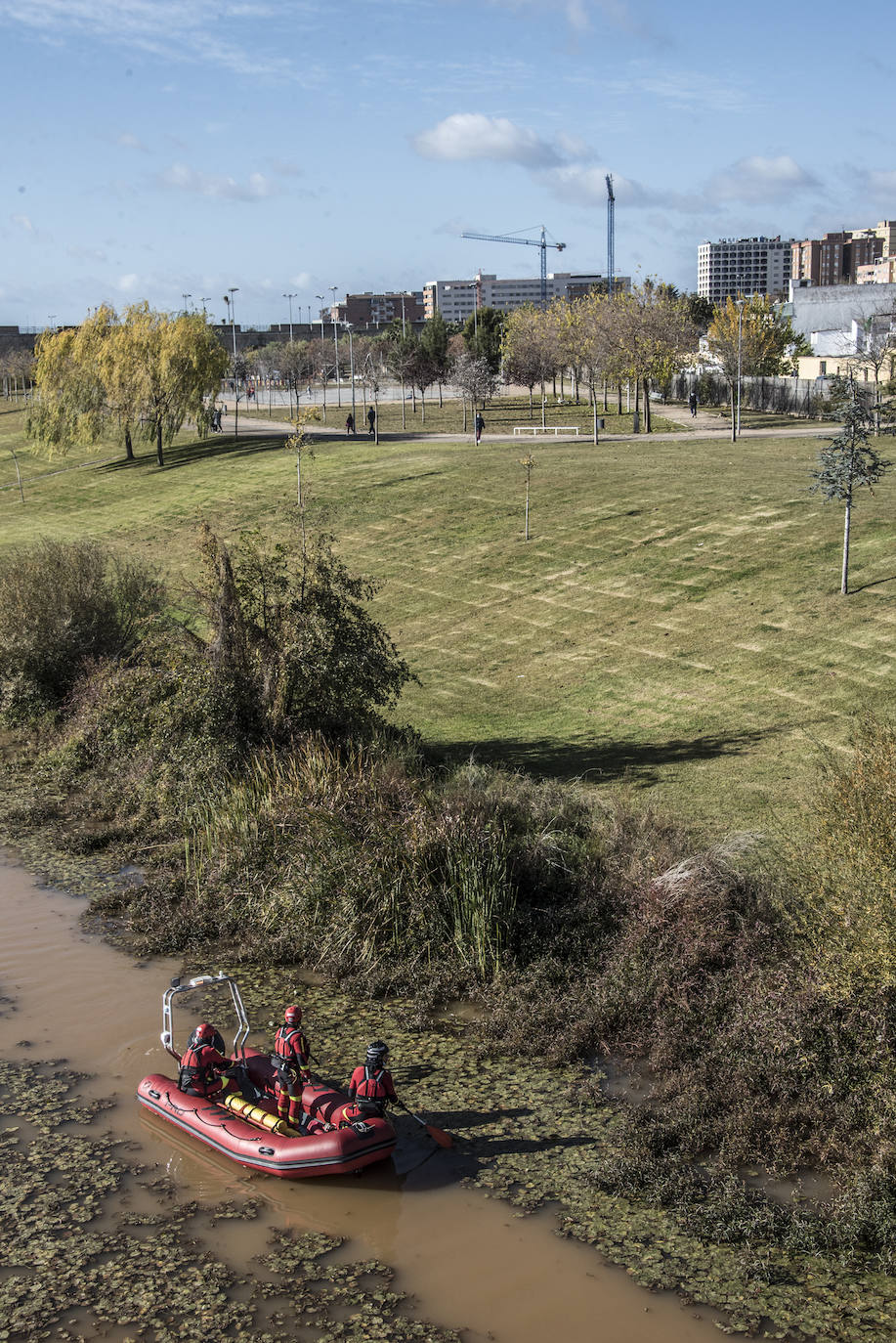 Fotos: La búsqueda de Pablo Sierra se amplía a todo el tramo urbano del Guadiana a su paso por Badajoz