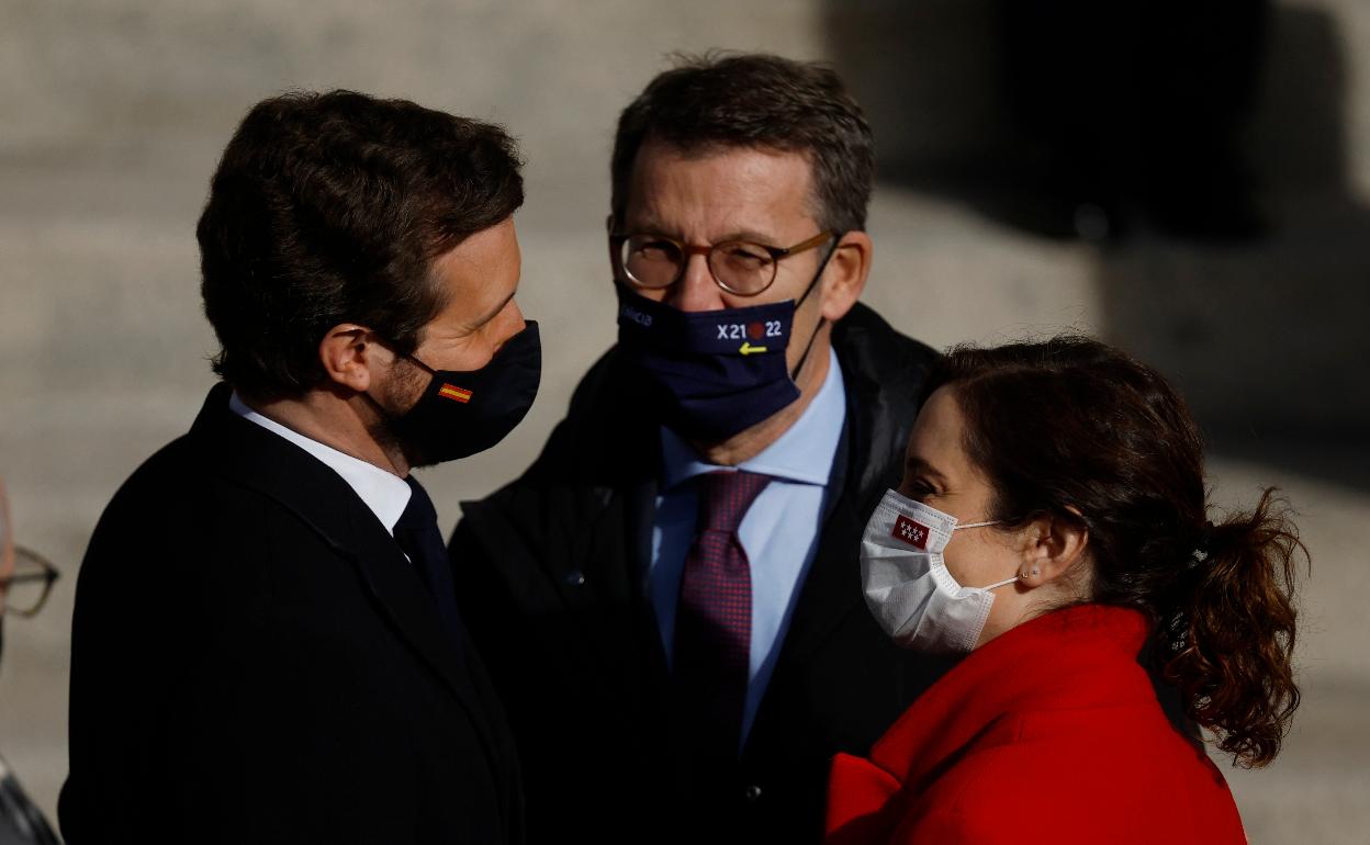 Casado conversa con Ayuso en presencia de Feijóo. 