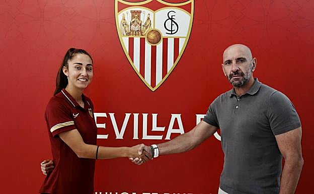 La jugadora cacereña estrecha la mano a Monchi el día de su renovación por dos temporadas. 