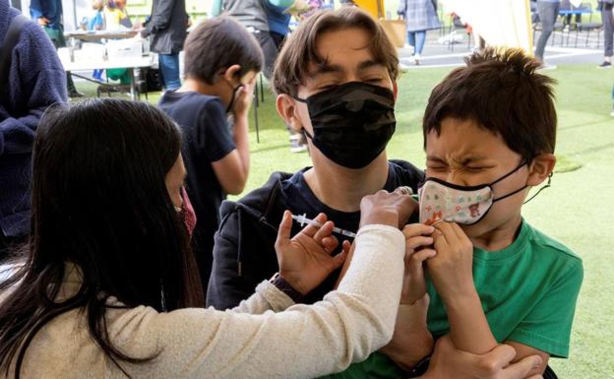 Un niño recibe la vacuna en Menlo Park (California, Estados Unidos). / EFE / EP