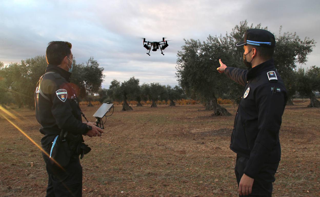 Dos pilotos de la Policía Local de Villanueva de la Serena inician el vuelo del dron.