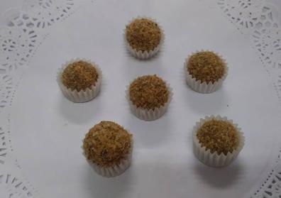 Imagen secundaria 1 - Una hermana Clarisa empaqueta tejas.