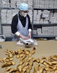 Imagen secundaria 2 - Una hermana Clarisa empaqueta tejas.