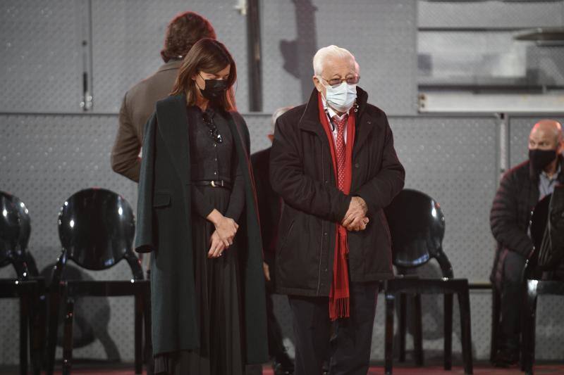 El padre Ángel junto a Alba Santana, hija del tenista fallecido.