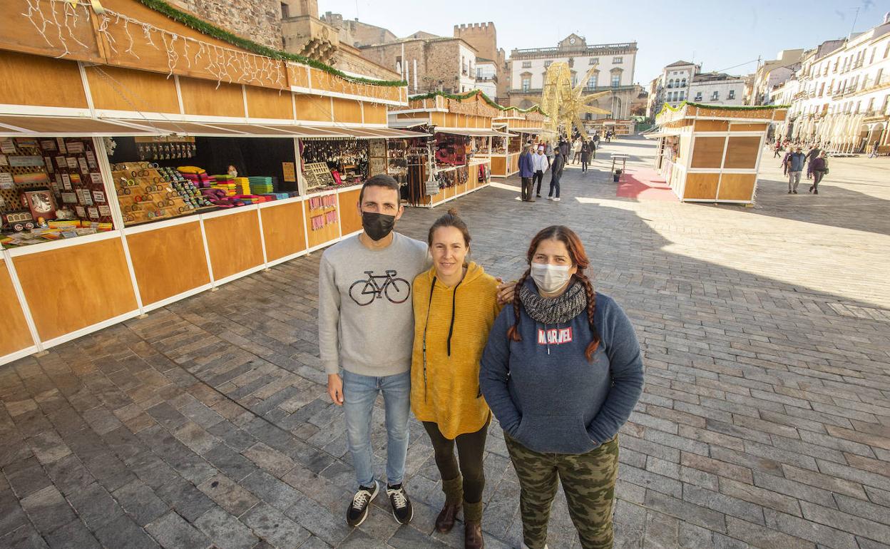 De izquierda a derecha, Cecilio Sánchez, Blanca Vilches y Sara Sierra, artesanos y vendedores locales, ayer en la Plaza Mayor. 