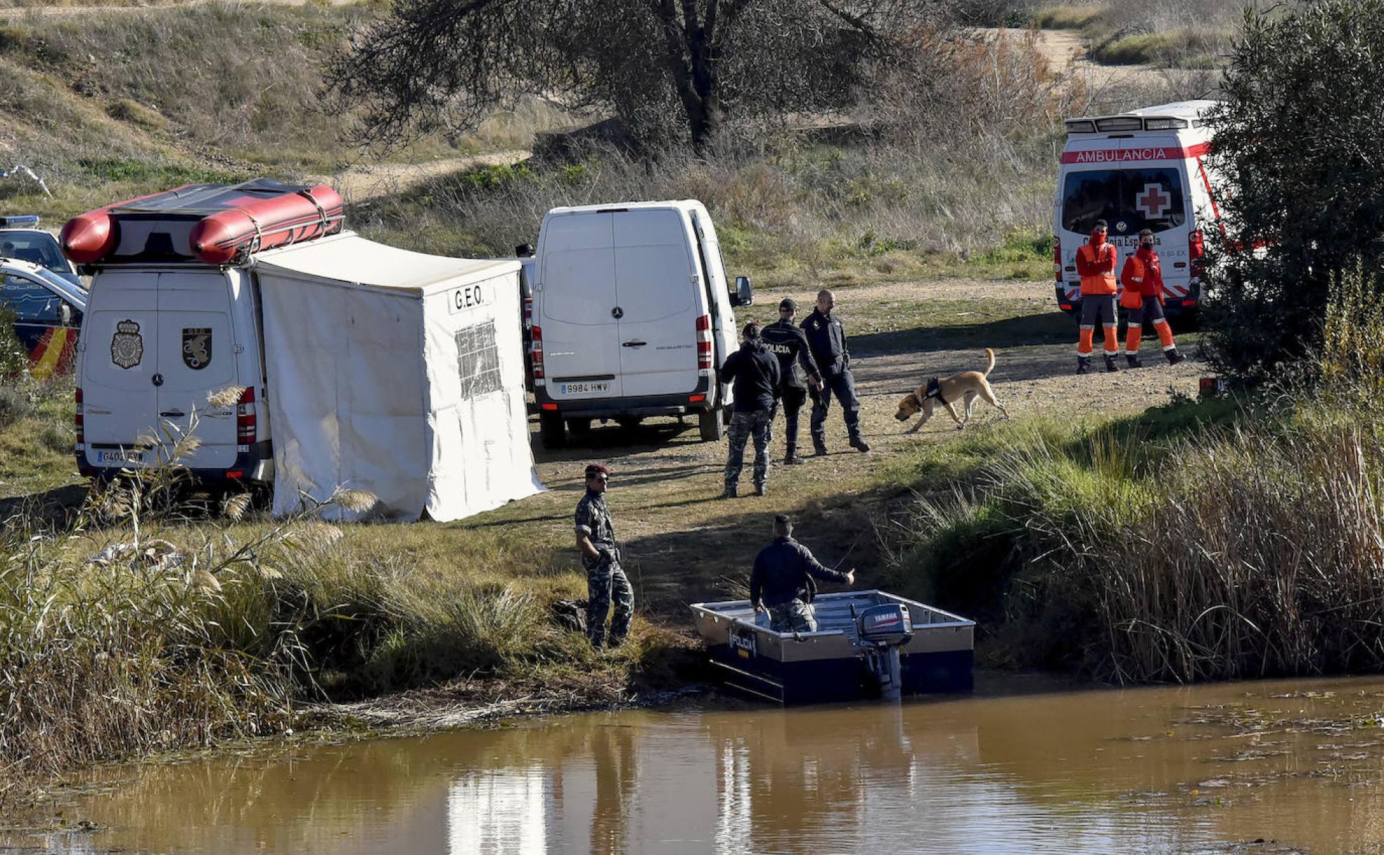 Búsqueda ayer de Pablo Sierra con perros de la Policía Nacional. 