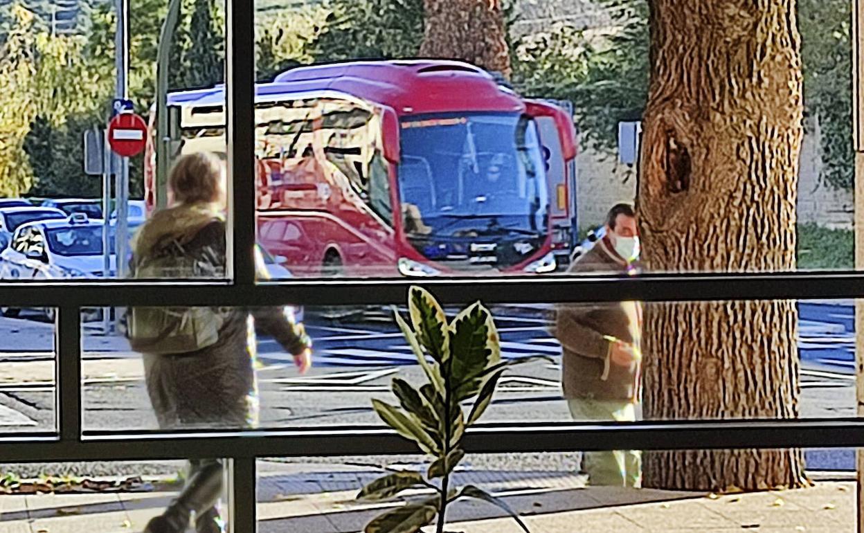 Los dos acusados saliendo de la Audiencia Provincial de Cáceres tras llegar al acuerdo. 