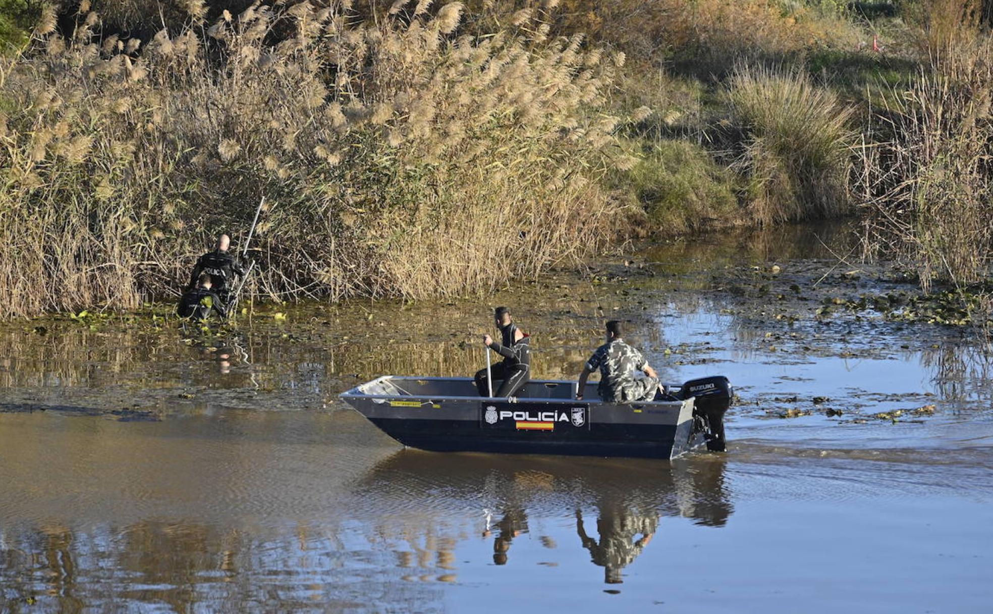 Cuatro geos trabajando en la búsqueda de Pablo Sierra en el Guadiana. 