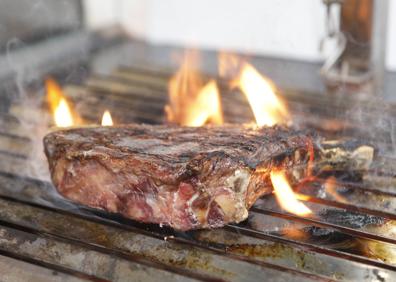 Imagen secundaria 1 - Chuletón con buena infiltración de grasa del restaurante DeDiez. Miguel Zapata es el propietario de esta brasería de Cáceres.