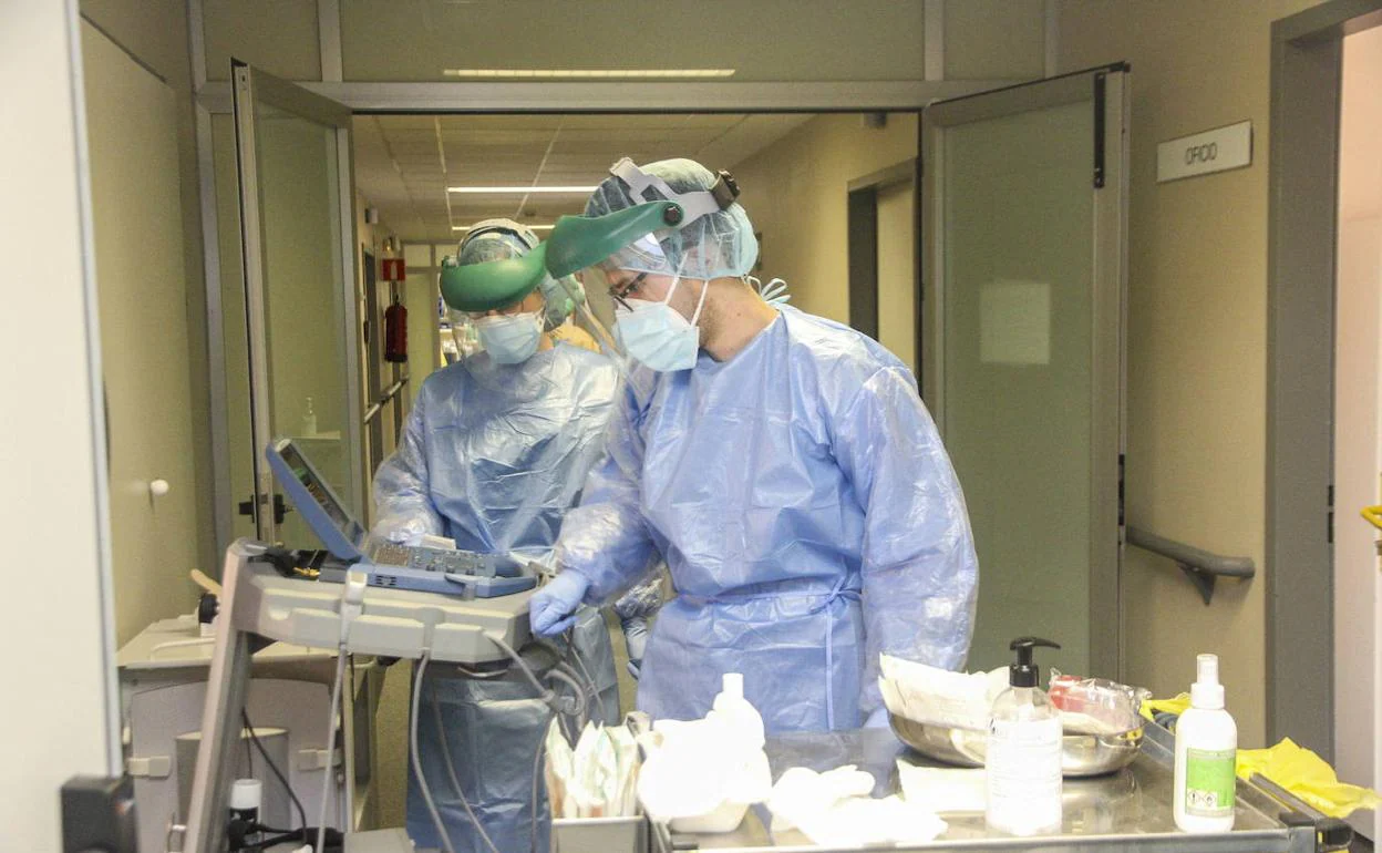 Profesionales sanitarios en el hospital San Pedro de Alcántara de Cáceres.