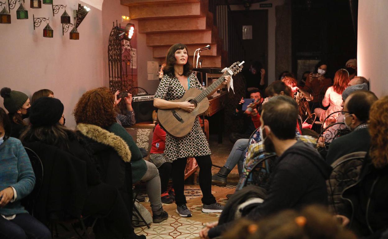 La actividad Mundo Subterráneo reunió en la tetería La Boheme a músicos y poetas. 