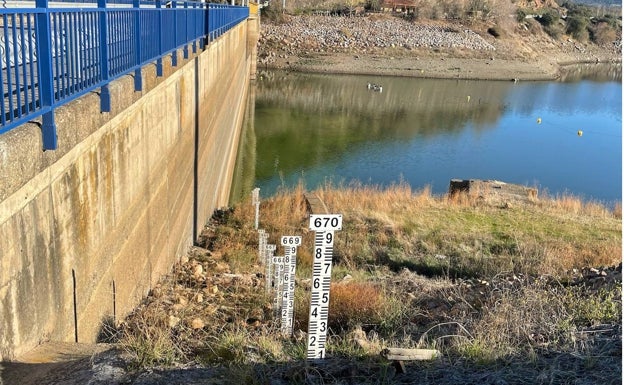 A la presa de Tentudía le faltan muchos metros para presentar un aspecto medio razonable. 