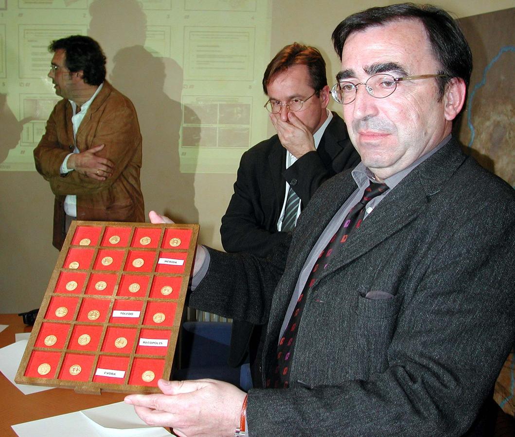 Año 2003. El consejero de Cultura Francisco Muñoz con el Tesoro Visigodo de Mérida. 