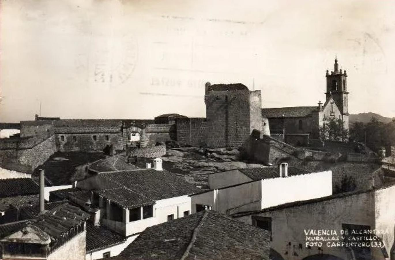 En 1855 se expidió un permiso para buscar un tesoro en el castillo de Valencia de Alcántara. La fotografía es de 1960.