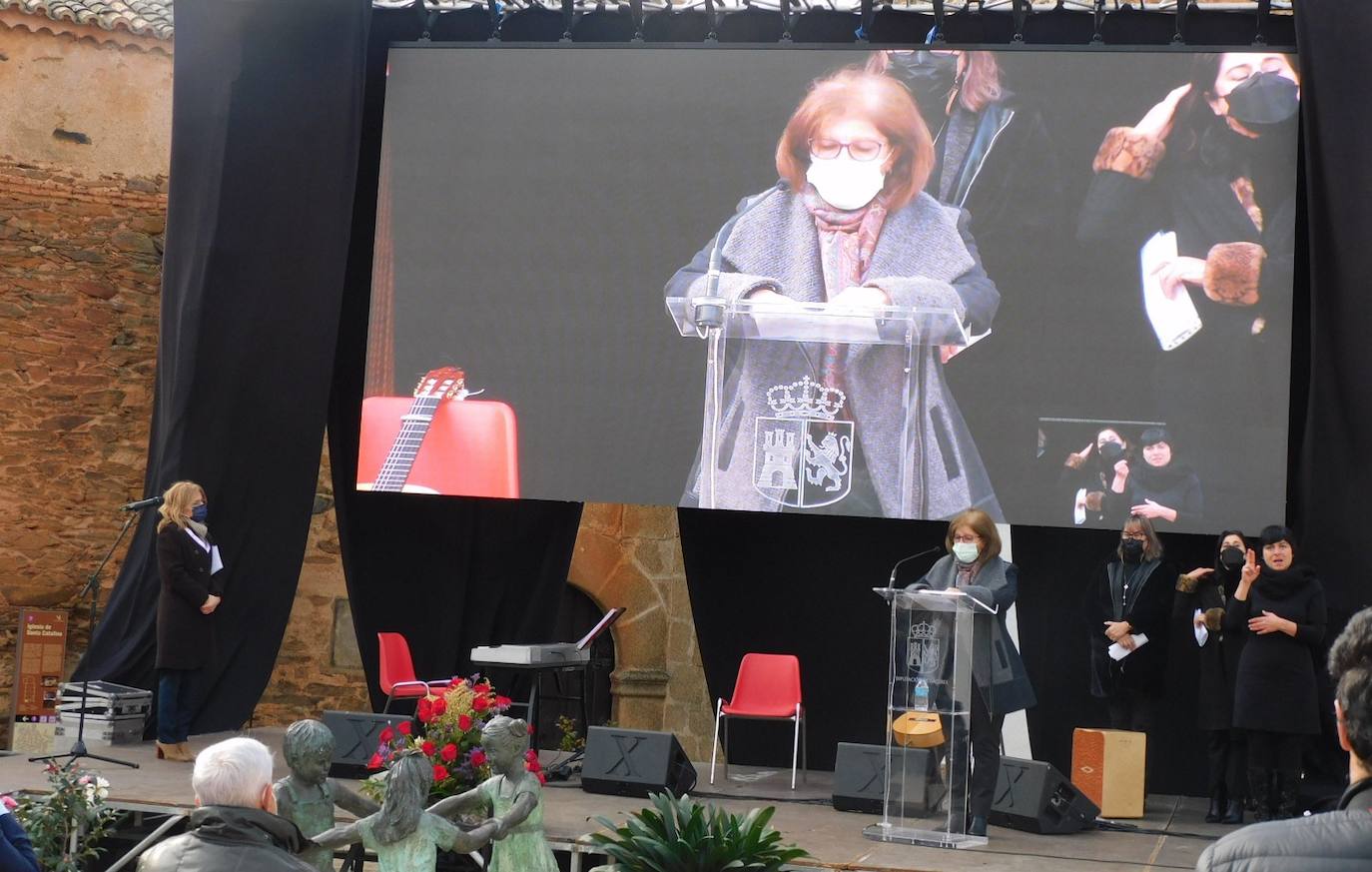 Fotos: Emotivo homenaje a Charo Cordero en Romangordo