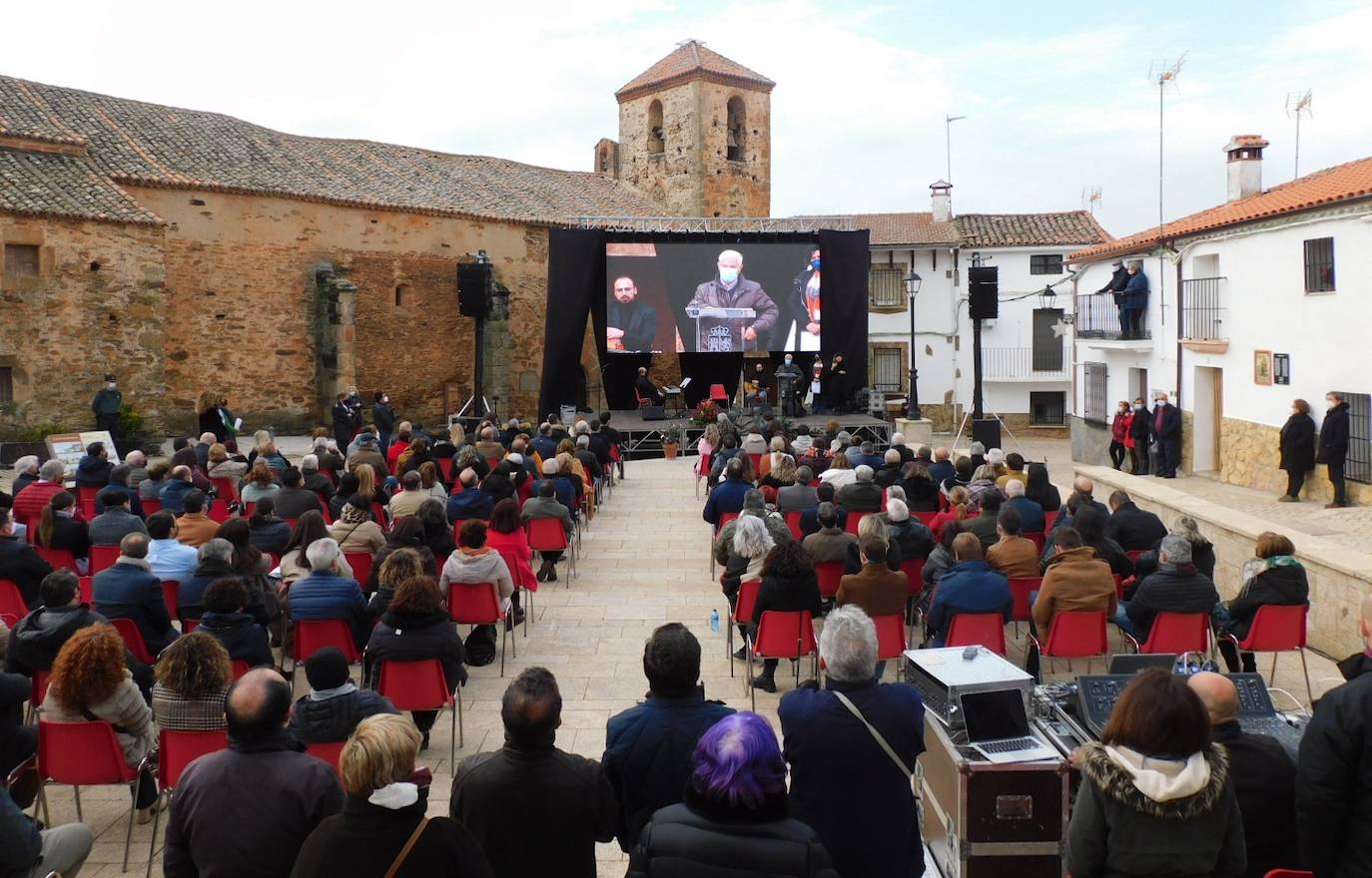 Fotos: Emotivo homenaje a Charo Cordero en Romangordo