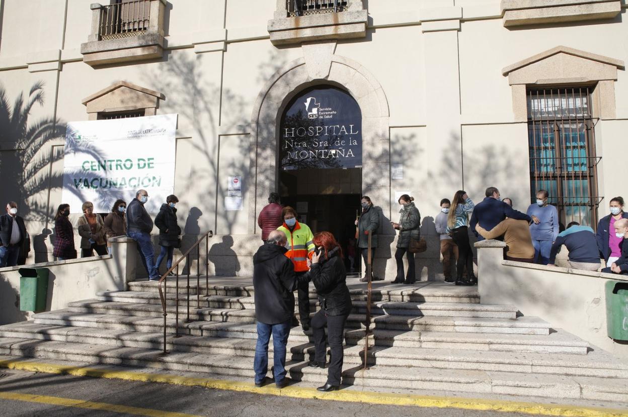 Colas de personas citadas esta semana en Cáceres para recibir la tercera dosis de la vacuna. 