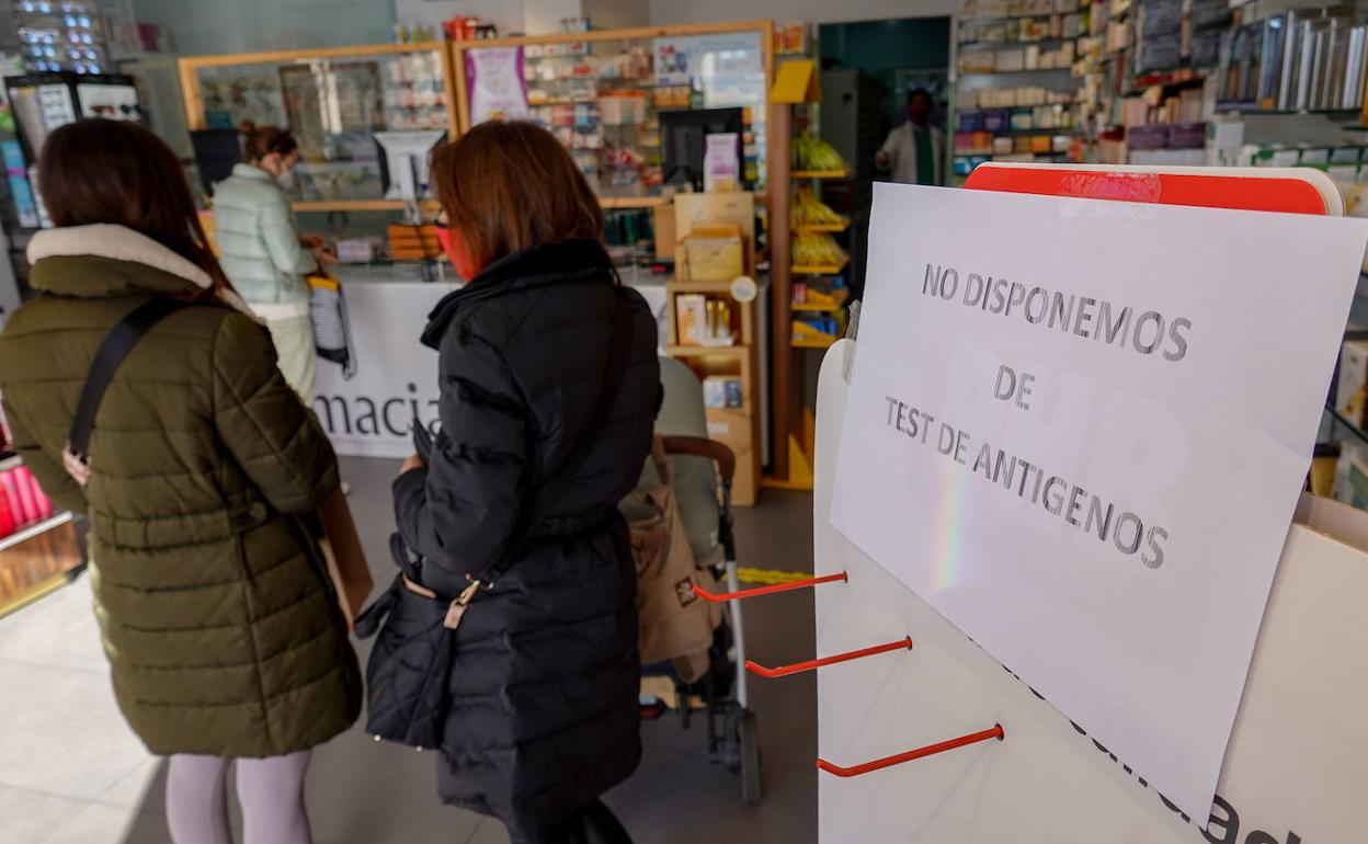 Las distribuidoras solo suministrarán diez test de antígenos a cada farmacia