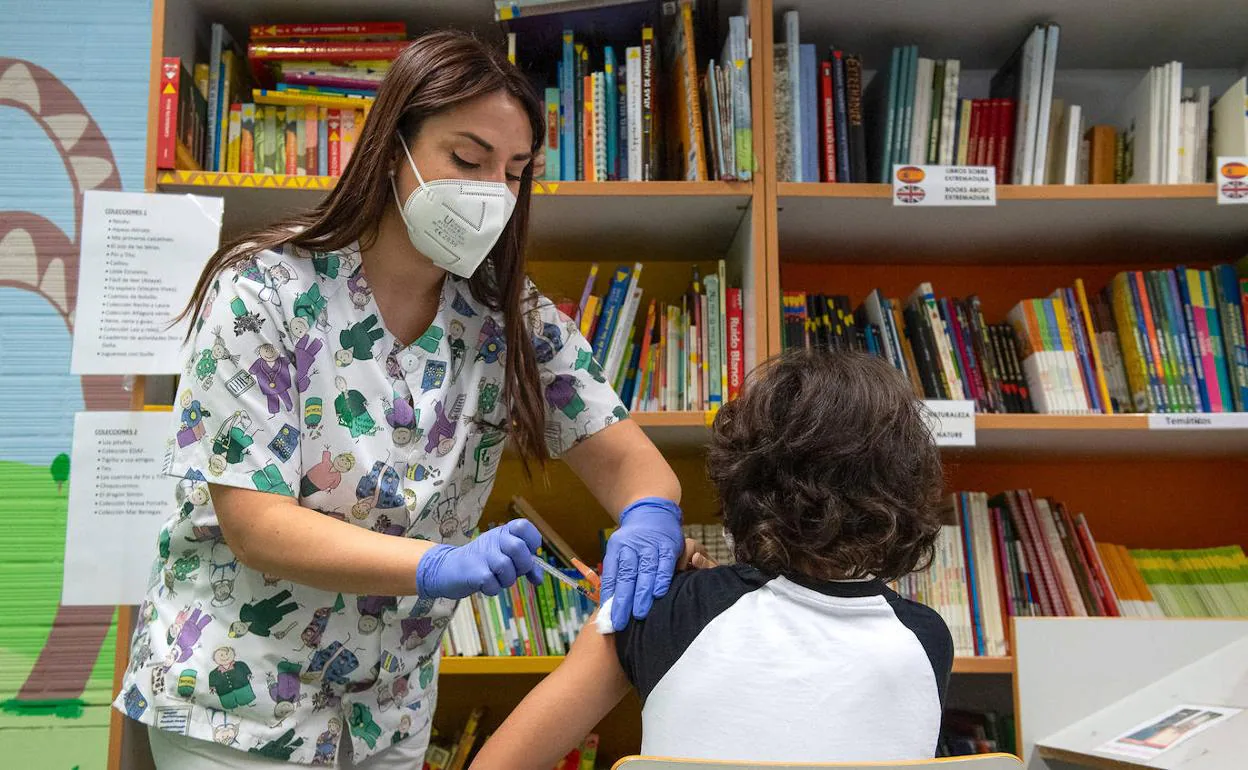 Un familiar podrá acompañar a los niños de 5 a 8 años mientras se vacunan en los colegios