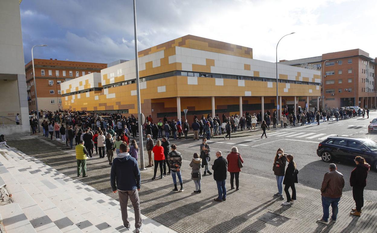 Coronavirus en Extremadura : Largas colas en el arranque de los cribados masivos en Cáceres
