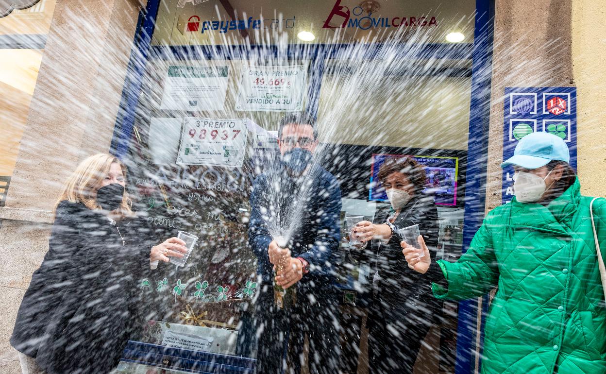 Celebración en el punto de venta de la calle Talavera por los décimos vendidos de un quinto premio. 