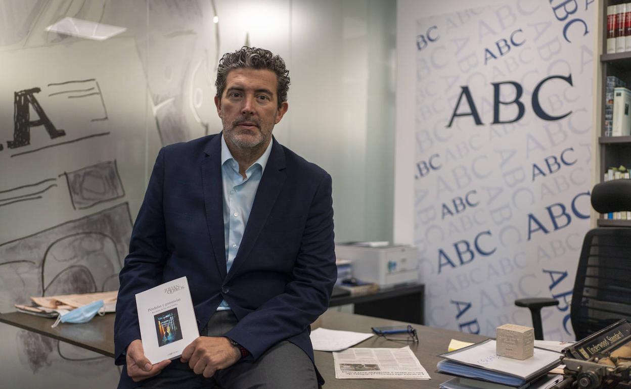 El extremeño Julián Quirós, director de ABC, con su libro de poemas 'Pérdidas y ganancias' (Ed. ArsPoetica)